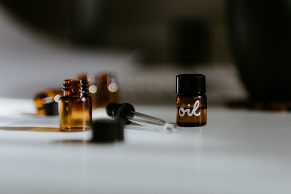 Mit ätherischen Ölen kann man in einem selbstgemachten Insektenspray Mücken vertreiben. Foto: Kelly Sikkema, Unsplash