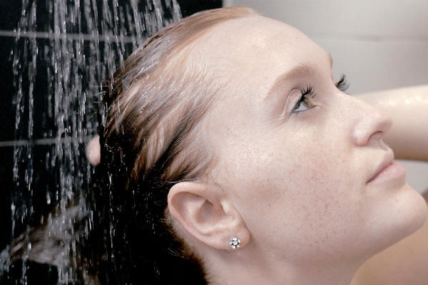 Ein Anti-Schuppen-Shampoo lässt sich mit wenigen Zutaten selbst herstellen.