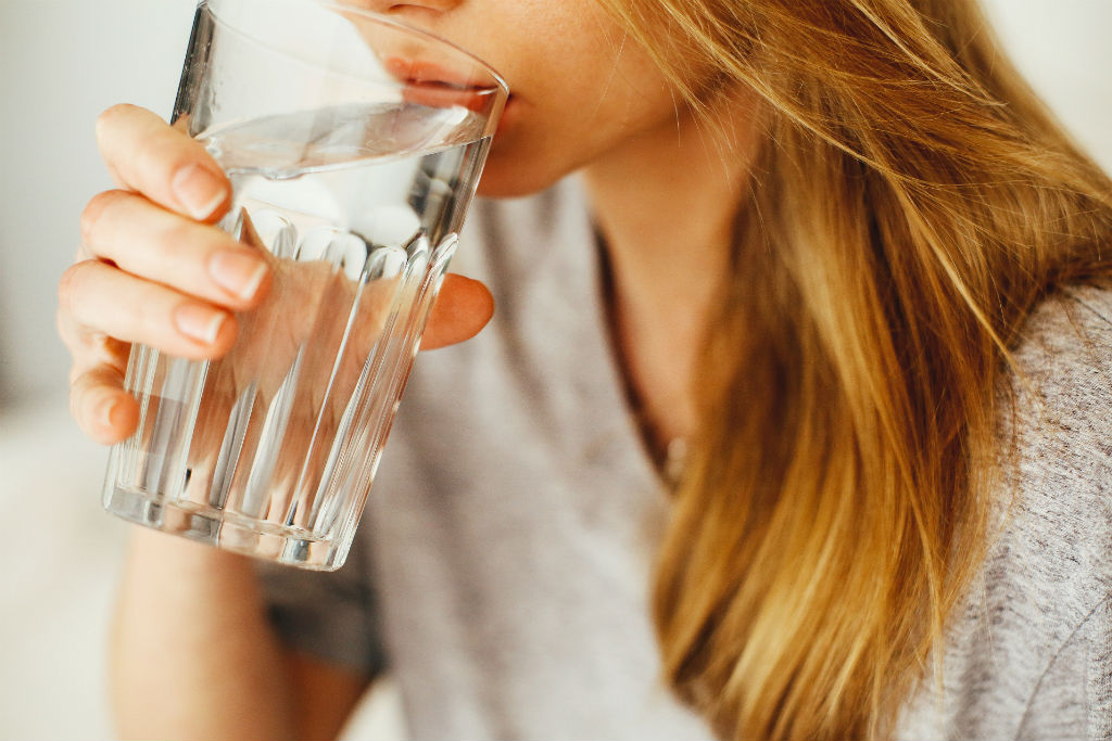 Mit ein paar Tricks fällt es dir leichter, dein tägliches Pensum an Wasser zu trinken. Foto: Daria Shevtsova, Pexels