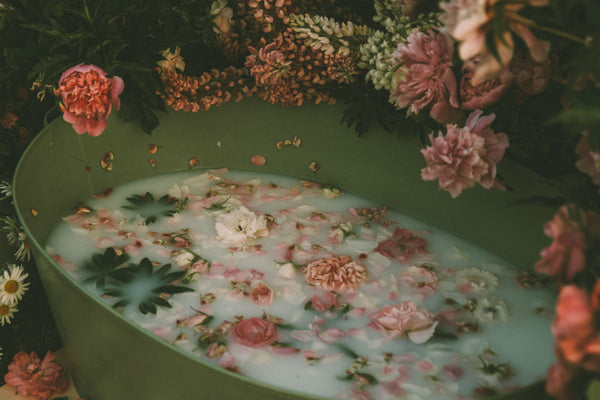 Badeöl mit ätherischen Ölen selber machen. Foto: Anita Austvika, Unsplash