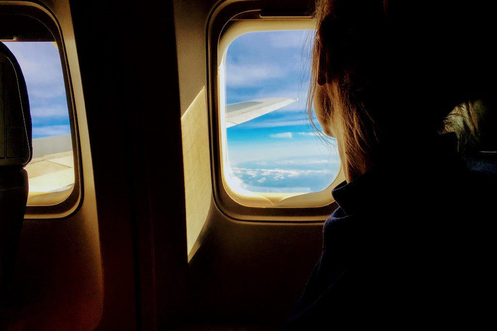 Die Haut braucht auf einem Langstreckenflug spezielle Pflege. Foto: Tim Gouw, Unsplash