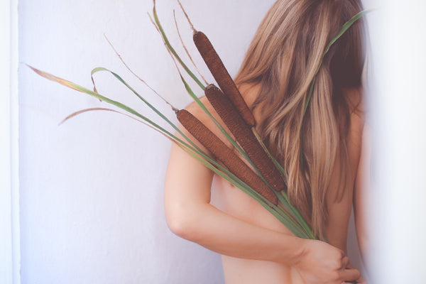 Mit Naturkosmetik tust du nicht nur deiner Haut, sondern auch der Umwelt gutes. Foto: Ava Sol, Unsplash