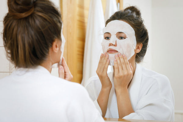 Eine Tuchmaske lässt sich schnell und einfach auftragen. Foto: BLACKDAY/Shutterstock.com