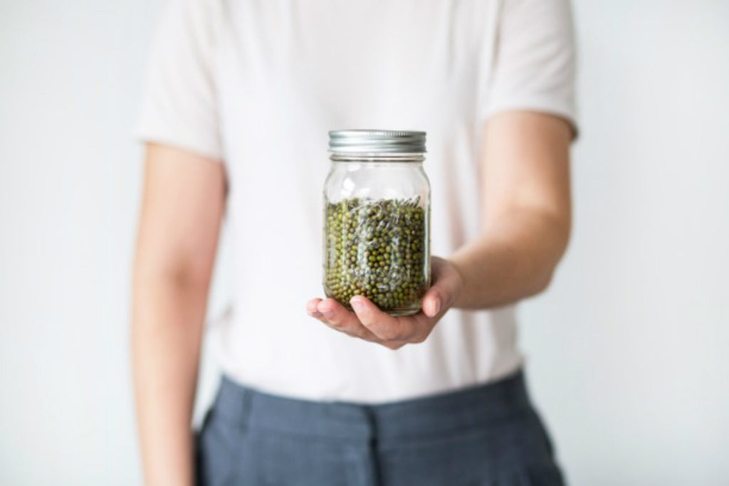 Im Unverpackt Laden kannst du Lebensmittel in deine mitgebrachten Gläser abfüllen. Foto: Laura Mitulla, Unsplash